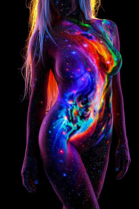 Mesmerizing UV Body Paintings by John Poppleton | Daily design inspiration for creatives | Inspiration Grid Body Art Photography, Space Painting, Art Halloween, Wallpaper Vintage, Graphic Design Print, Gustav Klimt, Light Painting, Art Paint, High Level