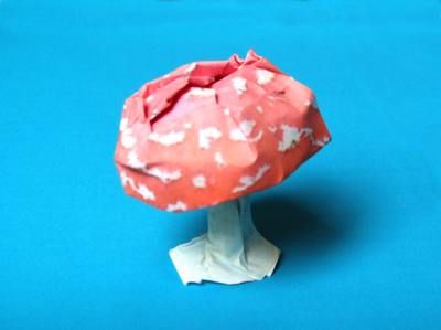 Cute Mushroom! Easy to follow step by step instructions Origami Mushroom, Fly Amanita, Origami And Kirigami, Origami Flowers, Origami Crafts, Kirigami, Origami Paper, Brownies, Paper Art