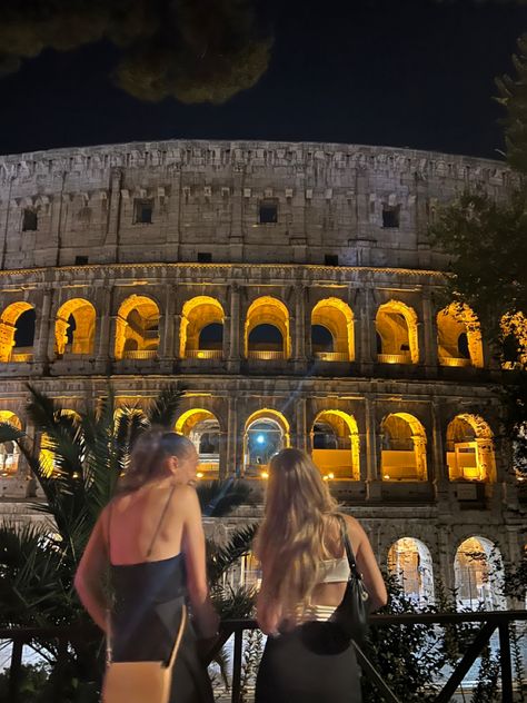 Europe Night Life, Girls Europe Trip, Europe Night Aesthetic, Summer Plans Aesthetic, Europe Girls Trip, Italy Night Life, Around The World Aesthetic, Rome Aesthetic Outfit, Colloseum Italy