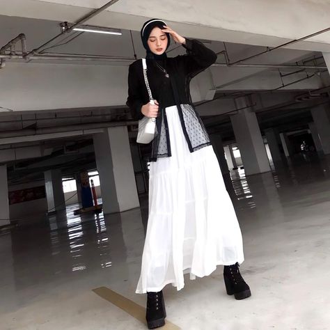 Black And White Muslimah Outfit, Black Outer Outfit, Hijabi Style Outfits, Outfit Hijab Ideas, Outer Outfit, Ootd Boots, Model Outer, Outfit Outer, White Hijab