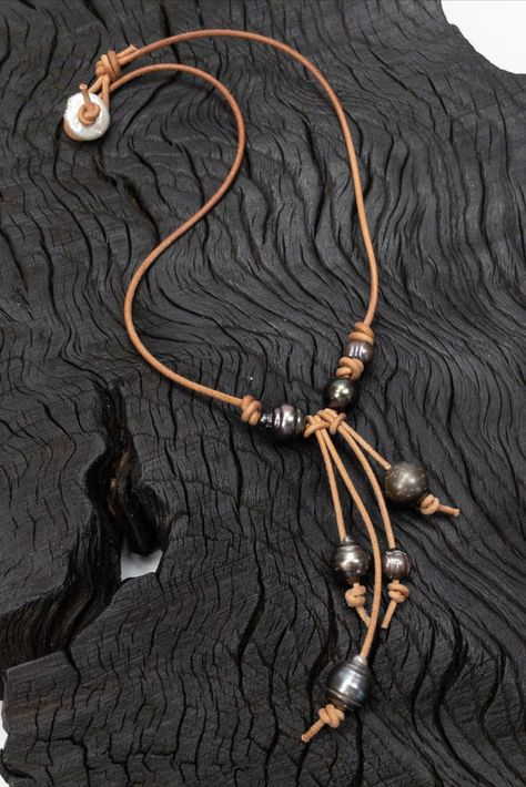 Leather Bead Necklace, Leather Cord Jewelry Lariat Necklace, Diy Leather Necklace Tutorials, Tassel Necklace Diy Tutorials, Leather Necklace Ideas, Leather Necklace Tutorial, Leather Necklace Diy, Leather Necklace Women, Pearl Leather Necklace