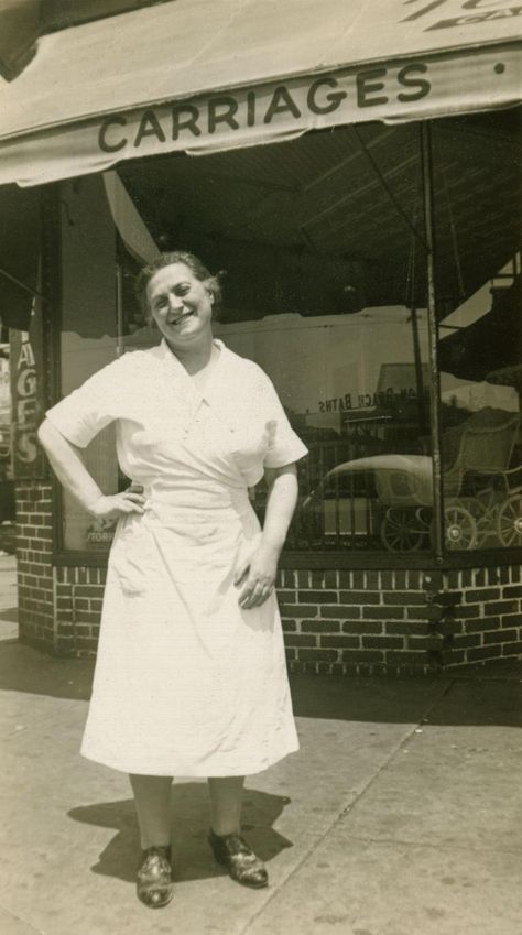 Mrs. Stahl on the corner of Brighton Beach and Coney Island Avenues, near her shop, circa 1940s. Knish Recipe New York, Potato Knishes, Knish Recipe, Chocolate Crackle Cookies, Crackle Cookies, Chocolate Crackles, Matzoh Ball, Brighton Beach, Food History