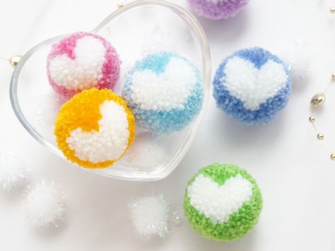 DIY Tutorial - How to Make a Heart Pompom - Pompom Tutorial Heart Pompom, Christmas Pom Pom Crafts, Pompom Earrings, Diy Keyring, Handmade Soft Toys, Pom Pom Wreath, Diy Pom Pom, How To Make A Pom Pom, Handmade Plushies