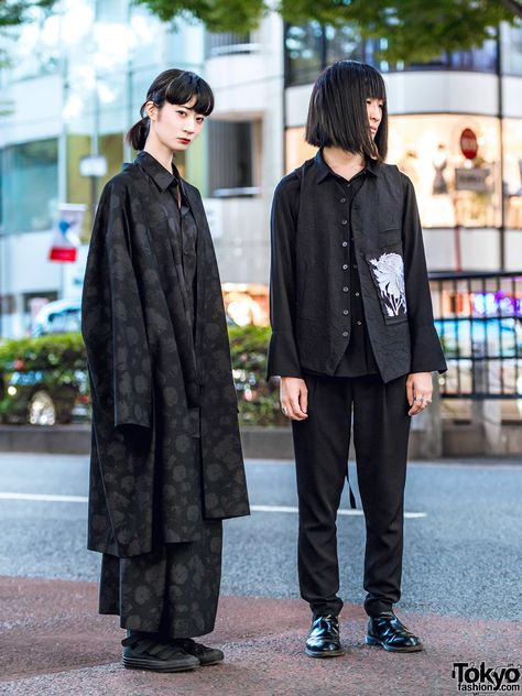 Minimalist all black Japanese street fashion featuring pieces by Lad Musician in Harajuku. Japanese Outfits Street Style, Japanese Minimalist Fashion, Black Slim Pants, Minimalist Monochrome, Harajuku Japan, Genderless Fashion, Kimono Coat, Tokyo Street Style, Asian Street Style