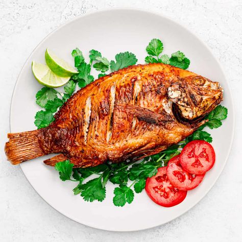 Whole Tilapia, Airfryer Keto, Fried Tilapia Recipes, Air Fryer Tilapia, How To Cook Tilapia, Healthy Tilapia, Fried Tilapia, Fry Fish, Tilapia Fish