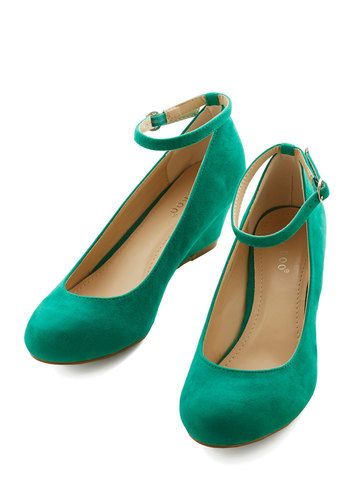 Emerald green wedges - vegan faux-suede Green Wedges, Prom Heels, Vintage Heels, Free Shoes, Prom Shoes, Daily Style, Green Shoes, Pretty Shoes, Dream Shoes