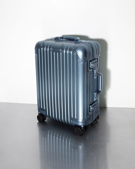 Refresh your summer journeys with the new RIMOWA Original Cabin in Arctic Blue. #RIMOWA #RIMOWAoriginal #RIMOWAcolours Rimowa Suitcase Aesthetic, Rimowa Luggage Colors, Rimowa Cabin, Rimowa Luggage Large, Rimowa Luggage Green, Rimowa Luggage Blue, Rimowa Luggage, Tactical Fashion, Air China