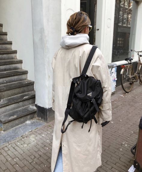 Prada Backpack Outfit, Prada Bag Outfit Street Style, Prada Street Style, Backpack Outfits, Brandname Bag, Prada Bag Outfit, Prada Backpack, Steet Style, Backpack Outfit