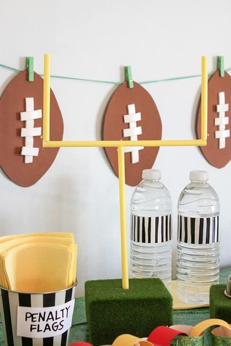 Football Table Decorations, Diy Football Party, Diy Super Bowl, Football Themed Party, Sandwich Vegetarian, Superbowl Party Games, Superbowl Party Decorations, Football Watch Party, Super Bowl Decorations