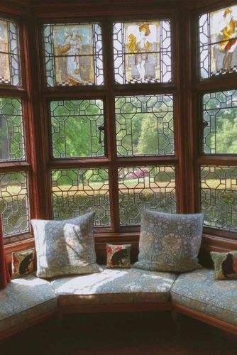 Inspirational Ideas for Cozy Window Seat ★ Seat Next To Window, Vintage Window Seat, Window Nook Aesthetic, Home Library Window Seat, Cute Window Seat Ideas, Window With Seating Area, Window Seat Room, Library Window Seat, Dream Home Interiors