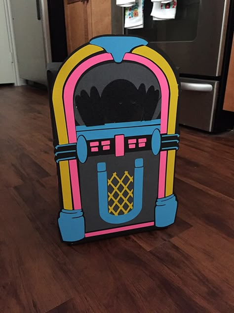 70s Theme Float, Jukebox Valentine Box Ideas, Juke Box Diy, Diy Jukebox Prop, Jukebox Costume, Jukebox Decoration, Retro Party Decorations, Grease Theme, Grease Party