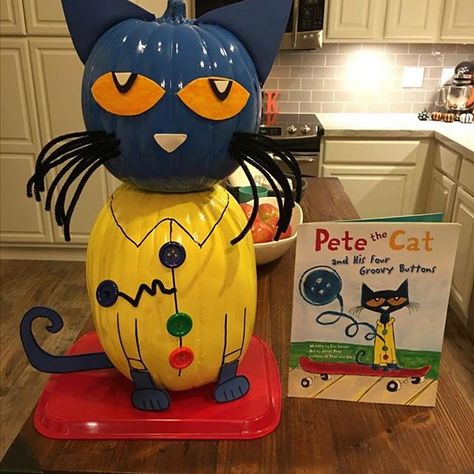 I love this Pete the Cat themed book character pumpkin! What fun pumpkins have you seen/decorated in the past? Credit: unknown  Regram via @cassiescreateabilities Halloween House Party Decorations, Book Character Pumpkins, Story Book Pumpkin, Spongebob Characters, Pumpkin Character, Character Pumpkins, Disney Pumpkin Carving, Dekorasi Halloween, Halloween Party Decor Diy