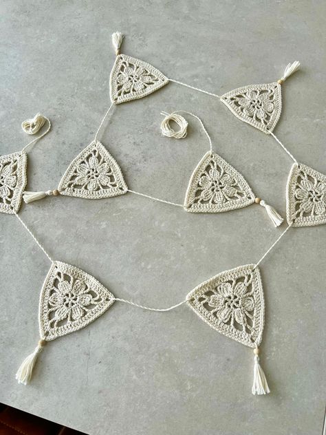 Boho Crochet Bunting Free Pattern, Crochet Boho Bunting, Crochet Triangle Bunting, Crochet Room Garland, Granny Square Bunting, Crochet Triangle Garland, Crochet Flags Garland, Crocheted Triangles, Crochet Canopy