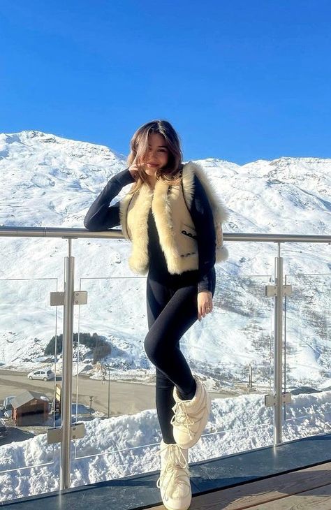 Russian Snow Outfit, Classy Snow Outfits, Scaft Outfits, Iceland Aesthetic Outfits, Snow Outfit Ideas, Iceland Outfit, Aspen Style, Snow Boots Outfit, Mode Au Ski