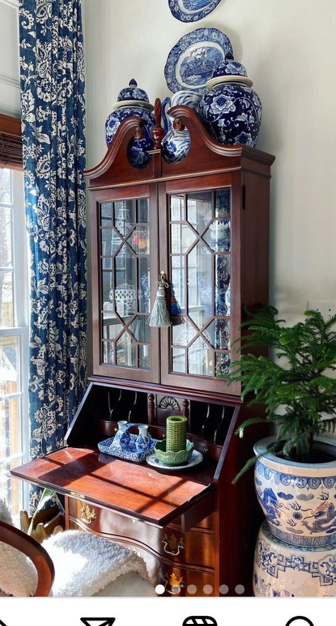 Blue Room Inspiration, Decorating With Blue And White Porcelain, Blue And White Home Decor, Williamsburg Christmas, Blue White Kitchens, Blue And White Living Room, Blue And White Home, White Platter, Style Anglais