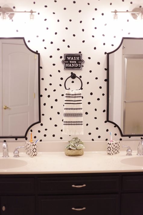 Polka Dot Wallpaper Bathroom, Fun Black And White Bathroom, Bathroom Wallpaper Kids, Kids Bathroom Ideas Girl, Sister Bathroom Ideas, Teen Bathroom Ideas Shared Boy And Girl, Boy Girl Shared Bathroom Ideas, Teenage Girl Bathroom Ideas, Boy And Girl Bathroom Ideas