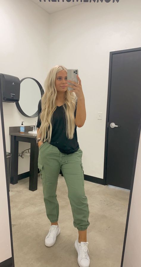 Leggings Outfit Hairstylist, Occupational Therapy Attire Work Outfits, Comfy Hair Stylist Outfit, Casual Salon Work Outfit, Comfy Sneakers Outfit, Cosmetologist Outfit Summer, Cosmetology Outfits Ideas Summer, Hairstylist Shoes For Work, Cute Outfits Hairstylist