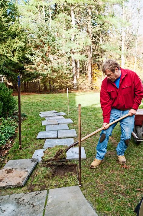 How to Lay a Stepping-Stone Path - This Old House Flagstone Steps, Paver Ideas, Stepping Stone Pathway, Paver Path, Stepping Stone Walkways, Stepping Stone Paths, Backyard Walkway, Concrete Stepping Stones, Stepping Stones Diy