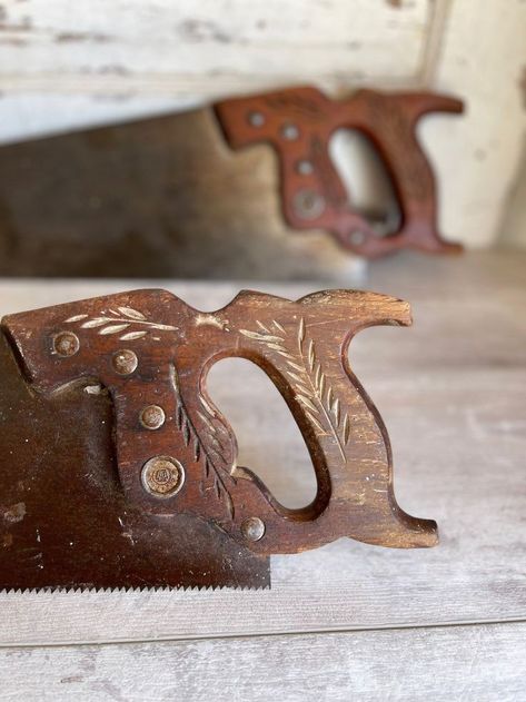 Vintage Saw Ideas, Garage Craftsman, Hand Chain Saw, The Blade Itself, Antique Hand Tools, Antique Things, Antique Farmhouse Decor, Tree Candles, Antique Woodworking Tools