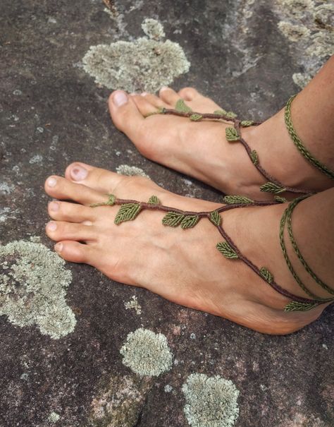 Forest Fairy Shoes, Fairy Shoes Diy, Barefoot Wedding Ideas, Fairy Macrame, Forest Shoes, Macrame Shoes, Barefoot Sandals Tutorial, Fairy Sandals, Crochet Anklet