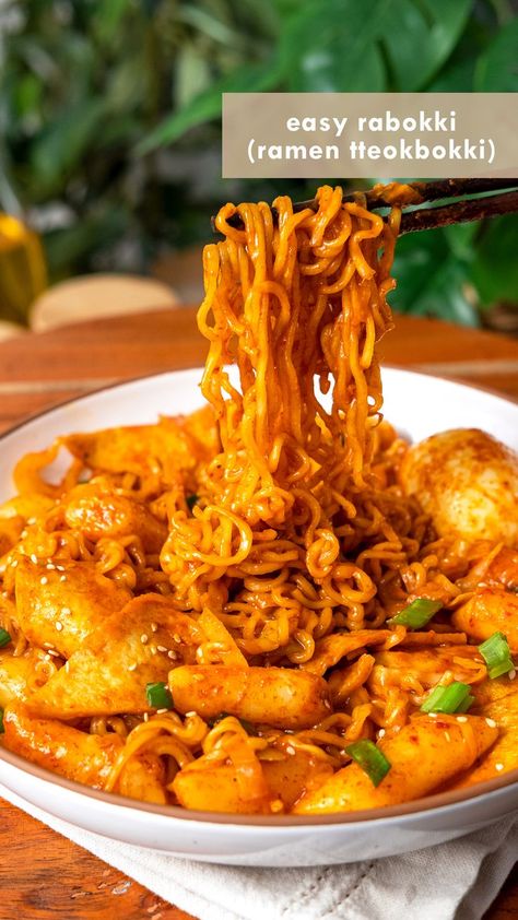 Rabokki (Tteokbokki with Ramen) Cheesy Korean Noodles, Rice Cake Noodle Recipes, Cake Noodle Recipe, Rabokki Recipe, Tteokbokki Recipe, Easy Ramen, Rice Cake Recipes, Spicy Ramen, Ramen Noodle Recipes