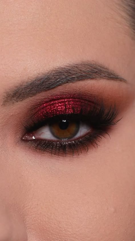 Sparkly Smokey Eye, Red Makeup Looks, Red Eye Makeup, Vampire Makeup, Beginners Eye Makeup, Smokey Eye Tutorial, Eye Makeup Techniques, Makeup Artist Tips, Eye Makeup Pictures