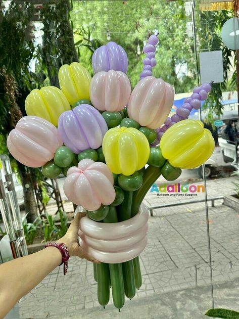 Tulip Balloon Bouquet, Tulip Balloon, Balloon Flower Bouquet, Flower Balloons Diy, Flower Balloons, Party Balloons Diy, Balloon Bouquet Diy, Twisting Balloons, Balloon Crafts