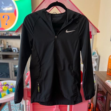 Women’s Nike Xs Running Jacket Black New With Tags Zippered Pockets Lightweight - 100% Polyester Hooded Water Repellent Reflective Swoosh Red Fleece Jacket, Finding Style, Nike Running Jacket, Clothes For School, Nike Half Zip, Clothes Tips, Cute Hoodies, Nike Windbreaker Jacket, Birkenstock Boston Shearling