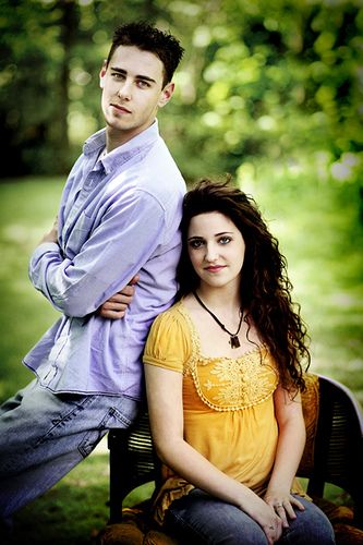 Photo- AK leaning with legs out, Cam sitting or kneeling on chair Cousin Photos, Brother Sister Poses, Brother Sister Photography, Brother Sister Photos, Sibling Photography Poses, Sibling Photo Shoots, Sibling Pictures, Sister Photography, Sister Poses