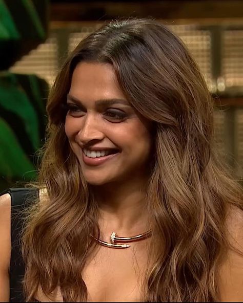 Brunette Hair Indian Skin, Deepika Padukone Hair Color Highlights, Indian Hair Brown Highlights, Deepika Padukone Highlights Hair, Deepika Padukone Brown Hair, Kiara Advani Hair Color, Kriti Sanon Hair Color, Deepika Padukone Hair Colour, Golden Blonde Hair Indian Skin