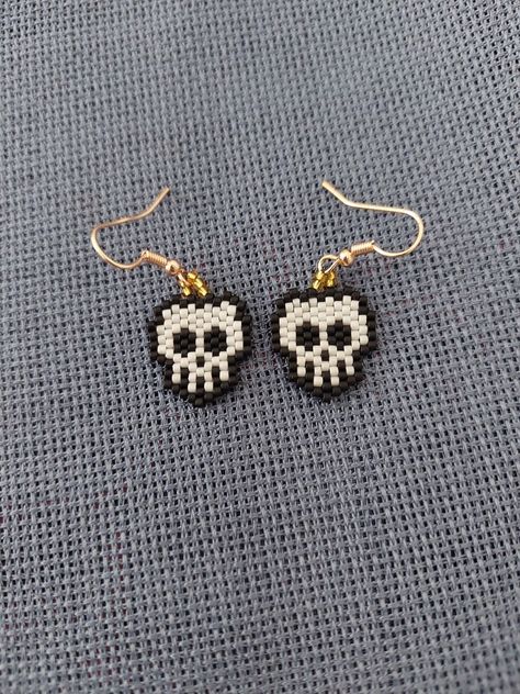 Earrings made with 11/0 Miyuki Delica beads. These Halloween skull earrings are a cute way to add a festive look to the Halloween season. Halloween accessory is very simple and stylish. This Halloween-inspired skull earring would make a great gift. Beaded Miyuki skull earring comes packaged in a gift bag. If you have any further questions,please do not hesitate to contact me. Thank you for shopping by! Halloween Accessories Diy, Brick Stitch Pattern Earring, Halloween Jewelry Diy, Halloween Beaded Jewelry, Skull Earring, Girl Skull, Seed Bead Crafts, Art Perle, Jewelry Halloween