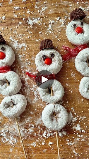 Donuts With Eyes, Snowman Donuts On A Stick, Donut Snowman, Snowman Donuts, Holiday Entertaining Food, Cabin Crafts, Powdered Donuts, Christmas Centers, Sugar Donut