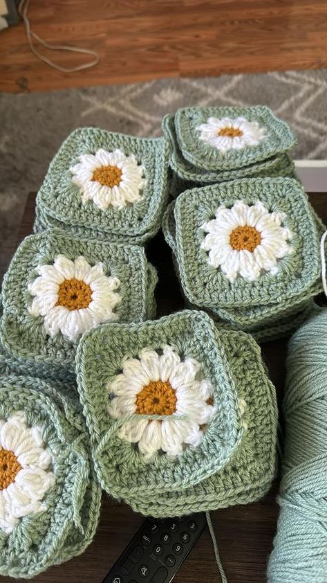 Plant Granny Square, Flower Granny Square, Crochet Granny Square, Granny Square Blanket, Square Blanket, Flower Center, Crafty Craft, Crochet Granny, Working Hard