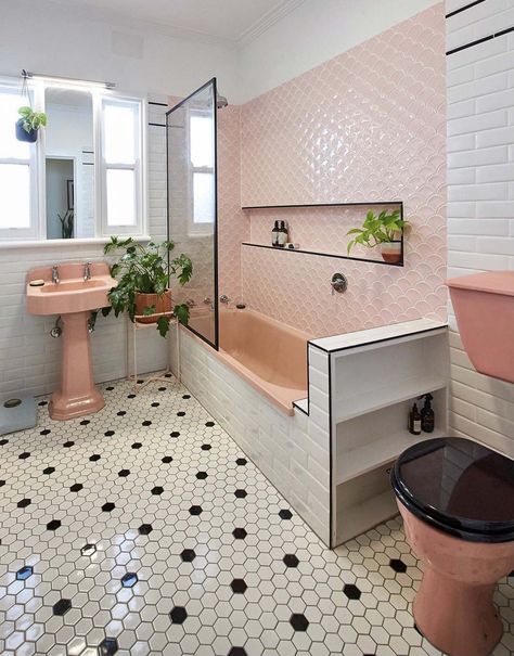 Bathroom Remodel Tile Walls, Pink Tile Bathroom, Vintage Bathroom Ideas, Retro Pink Bathroom, Bathroom Retro, Retro Bathroom Decor, Tile Walls, Retro Bathroom, Eclectic Living