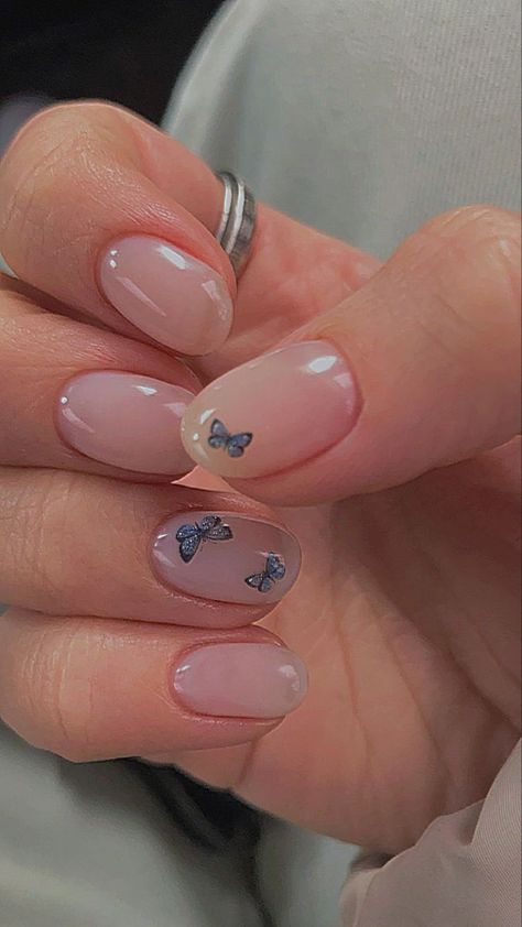 nails butterfly trend Butterfly Nails Simple Short, Butterfly Nail Ideas Short, Short Oval Nails Butterfly, Small Butterfly Nails, Cute Butterfly Nails Short, Butterfly Nail Designs Short, Simple Butterfly Nail Designs, Butterflies On Nails, Short Nail Designs Butterfly