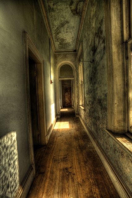 Mitaro Castle Servants Quarters, Castle Servant Quarters, Servant Quarters Design, Apocalypse Hideout, Fantasy Manor, Italianate Mansion, Servant Quarters, Servants Quarters, Manor Interior