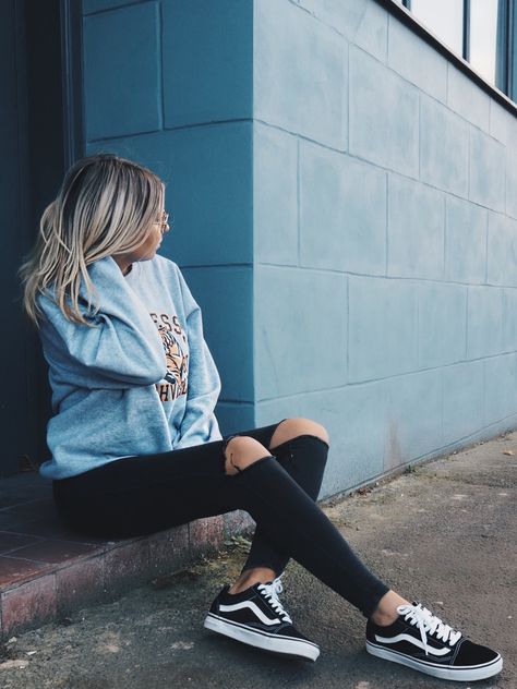 Black Vans Outfit, Outfit Vans, Tattered Jeans, Tenis Vans, Vans Outfit, Summer Fashion For Teens, Sporty Outfits, Stylish Fashion, Vans Old Skool