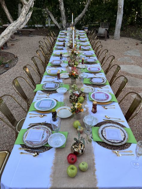 Shabbat Dinner Table, Shabbat Dinner, Rosh Hashana, Rosh Hashanah, Easy Diy Art, Dinner Table, Diy Art, Dinner Party, Easy Diy