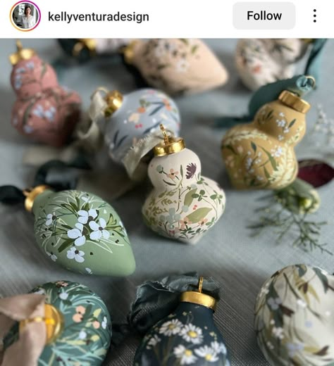 Christmas Needle Felting, Glass Ornaments Diy, Watercolor Ornaments, Hand Painted Bauble, Handpainted Christmas Ornaments, Fancy Christmas Ornaments, Turquoise Christmas, Needle Felting Ideas, Modern Christmas Decor