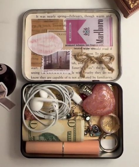 Tin Wallet, Denise Mercedes, Wallet Inspiration, Mint Tin Crafts, Altoids Tins, Inside My Bag, Mint Tins, The Small Things, Two Friends