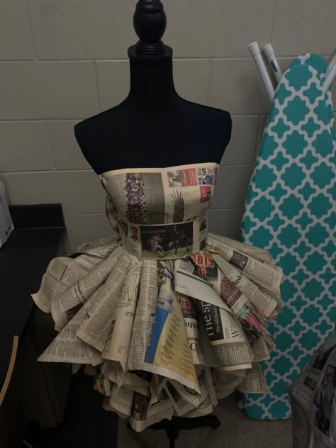 Dress Made From Newspaper, Fashion Recycled Materials Ideas, Dress Made Of Paper, Recycled Dress Ideas Creative, Newspaper Dress Diy, Newspaper Dresses, Trash To Treasure Ideas Upcycling Diy, Trashion Show Recycled Fashion, Paper Dress Fashion