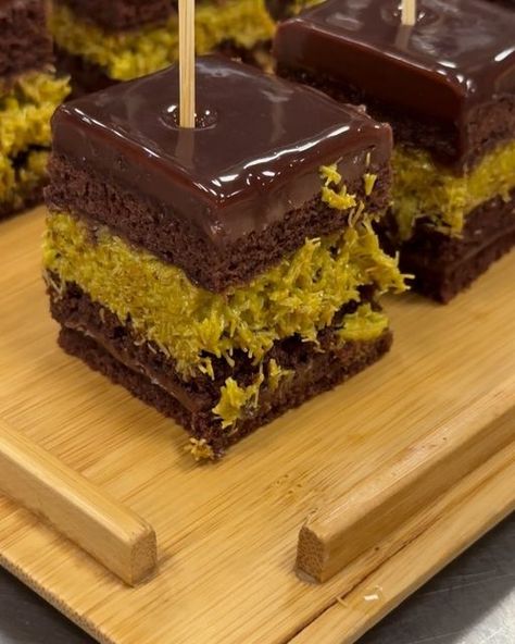 Abdullah Mohammad Obaid on Instagram: "Chocolate Dubai cake  @chefabdullahobaid  @centrostores  @centrofoodhall" Dubai Chocolate Cake, Dubai Cake, Dubai Dessert, Dubai Chocolate, Xmas 2024, Chocolate Bars, Chocolate Bar, Cake Desserts, Pistachio