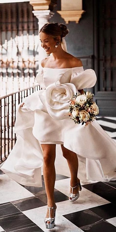 Trend Of The Year: 24 High Low Wedding Dresses ❤️ high low wedding dresses simple with puff sleeves romantic viero #weddingforward #wedding #bride High Low Wedding Dress, High Low Wedding Dresses, Mexico Dress, Wedding Dresses High Low, Dresses Simple, Gorgeous Wedding Dress, Luxury Wedding Dress, Bridal Fashion Week, Wedding Dress Trends