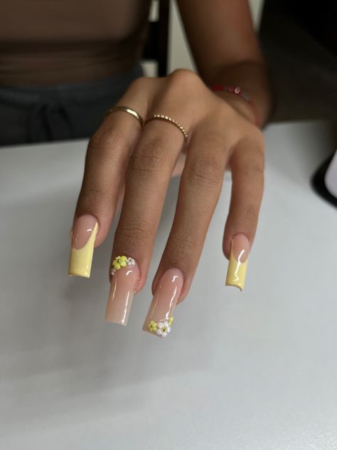 Simple Yellow Acrylic Nails, Light Yellow Square Nails, Cute Simple Yellow Nails, Nails 2023 Trends Yellow, Yellow Pastel Nails Design, Light Yellow Acrylics, Pastel Yellow Acrylics, Baby Yellow Nails Acrylic, Light Yellow Nail Designs