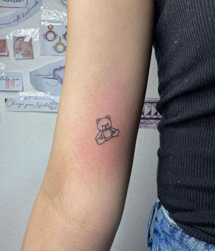 Teddy Tattoo, Teddy Bear Tattoo, Bear Tattoos, Petite Tattoos, Tattoos Geometric, Cute Tiny Tattoos, Bear Tattoo, Discreet Tattoos, Subtle Tattoos