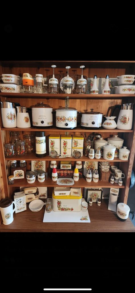 Spice Of Life Corningware, Corningware Vintage, Vintage Pyrex Dishes, Pyrex Dishes, Wooden Rack, How To Store, Vintage Kitchenware, Vintage Things, Old Soul