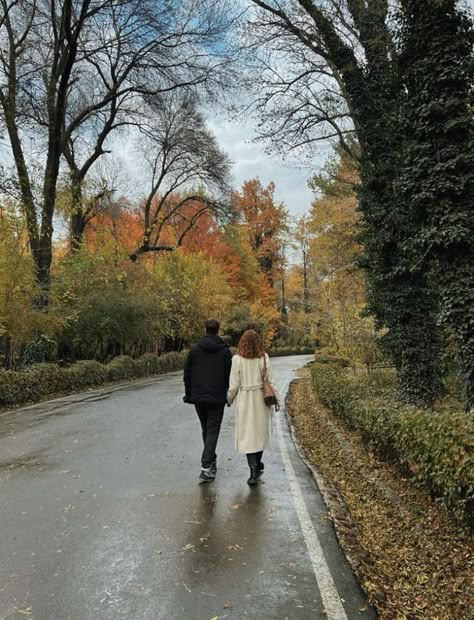 Autumn Lovers Aesthetic, Cute Couple Pics Autumn, Romantic Walk Aesthetic, Autumn Love Couple Aesthetic, Romantic Walk Couple, Autumn Walks Aesthetic, Couple Autumn Aesthetic, Autumn Date Aesthetic, Walk Couple Aesthetic