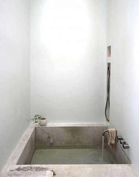 Modern country design inspiration | Concrete tub inspired by ancient Crete, designed by Michaela Scherrer, photo by Matthew Williams via Remodelista. Cement Bathtub, Bathroom Australia, Drømme Bad, Sunken Bath, Australia Architecture, Sunken Bathtub, Concrete Bath, Small Bathtub, Concrete Bathroom