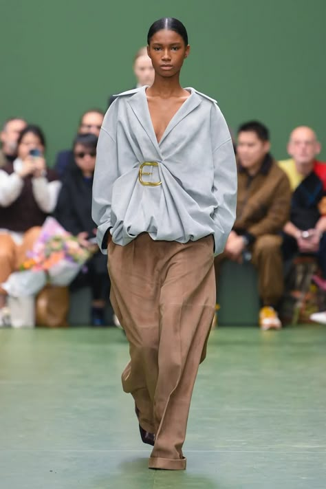 Loewe Fall 2024 Ready-to-Wear Runway, Fashion Show & Collection Review [PHOTOS] Cable Knit Sweater Outfit, Trendy Fall Fashion, Autumn Trends, Sofia Carson, Runway Trends, Mood Board Fashion, Jw Anderson, Winter Trends, Life Tips