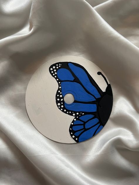 Nature cd art 💿 Butterfly Painting Easy, Record Painting Ideas, Dvd Art, Vinyl Record Art Ideas, Painted Mirror Art, Cd Wall Art, Painted Vinyl Records, Vinyl Art Paint, Cd Artwork